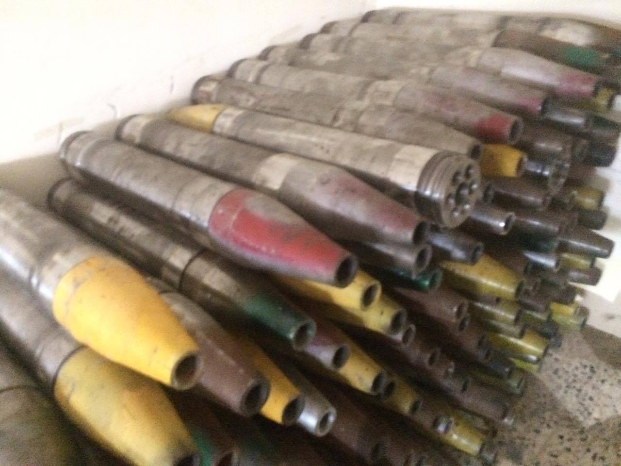 به‌ وێنه‌.. له‌ كارگه‌يه‌كى درووستكردنى چه‌كى داعشدا قوتوى بيره‌ و وێسكى دۆزرايه‌وه‌